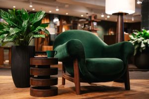Read more about the article Starbucks invites customers to stay longer with upgraded chairs and mugs
